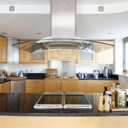 Peaceful Modern 2 Bedroom Flat With Water Views London Bagian luar foto