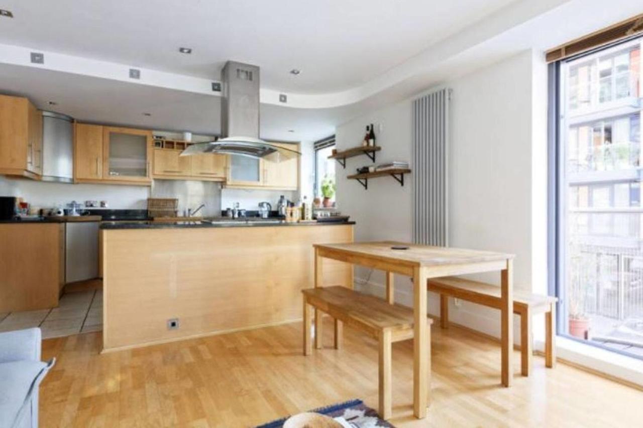 Peaceful Modern 2 Bedroom Flat With Water Views London Bagian luar foto