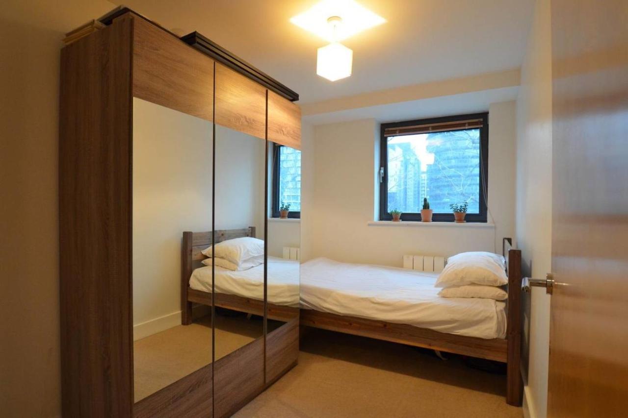 Peaceful Modern 2 Bedroom Flat With Water Views London Bagian luar foto