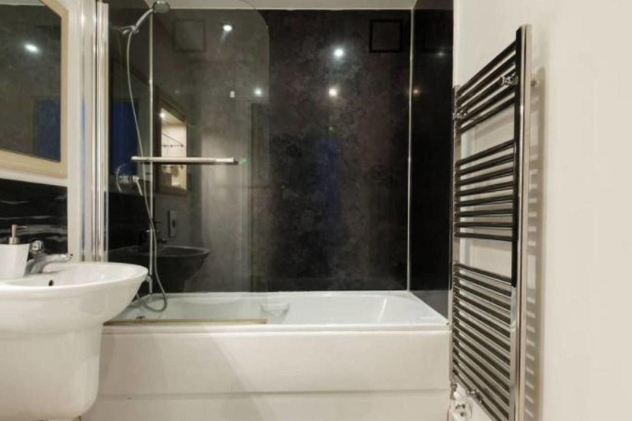 Peaceful Modern 2 Bedroom Flat With Water Views London Bagian luar foto