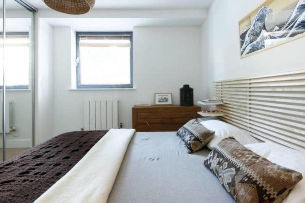 Peaceful Modern 2 Bedroom Flat With Water Views London Bagian luar foto