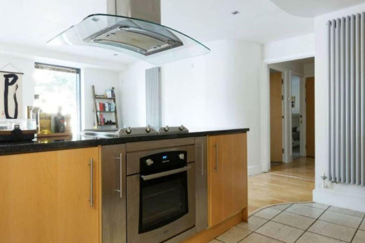 Peaceful Modern 2 Bedroom Flat With Water Views London Bagian luar foto