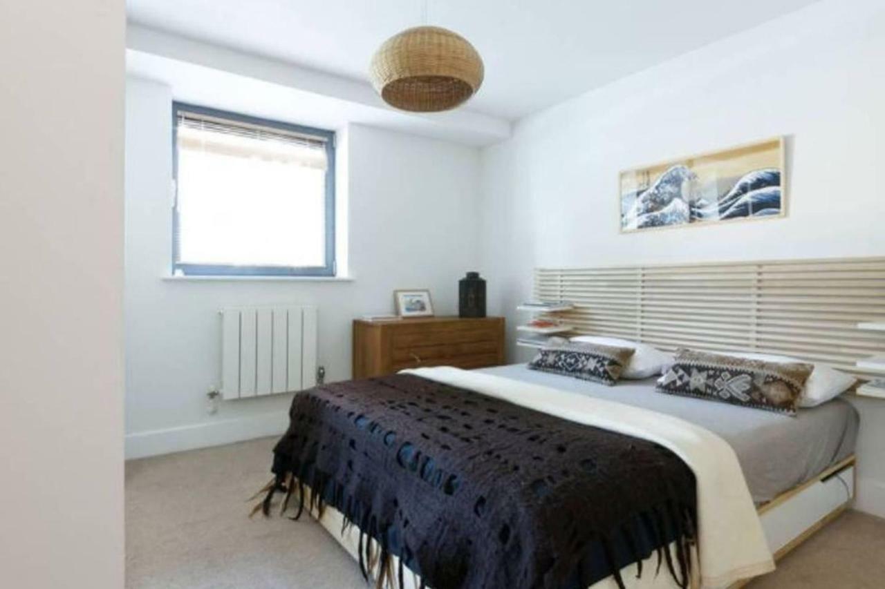 Peaceful Modern 2 Bedroom Flat With Water Views London Bagian luar foto